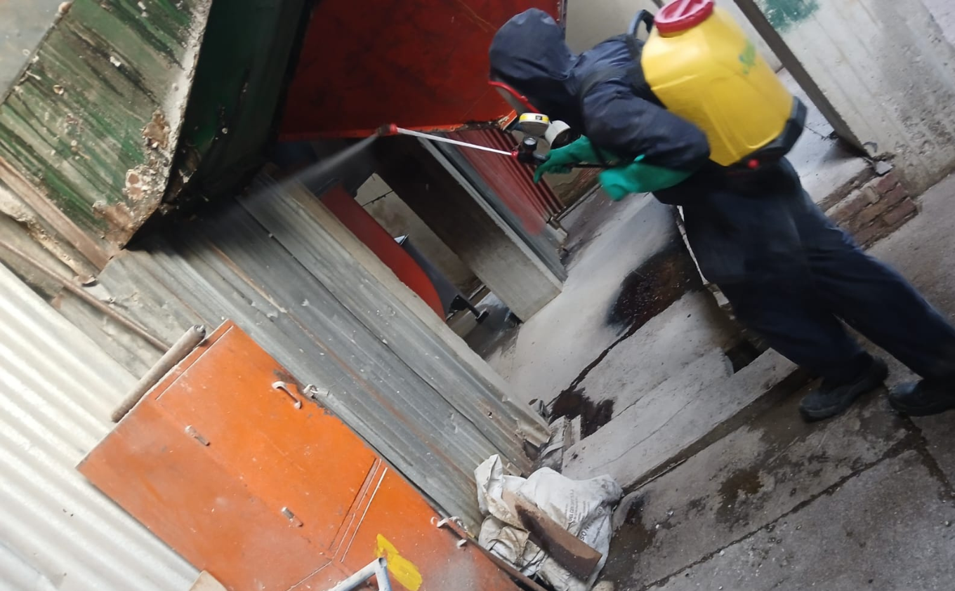 Técnico de Master Fumigaciones aplicando un tratamiento en una instalación exterior
