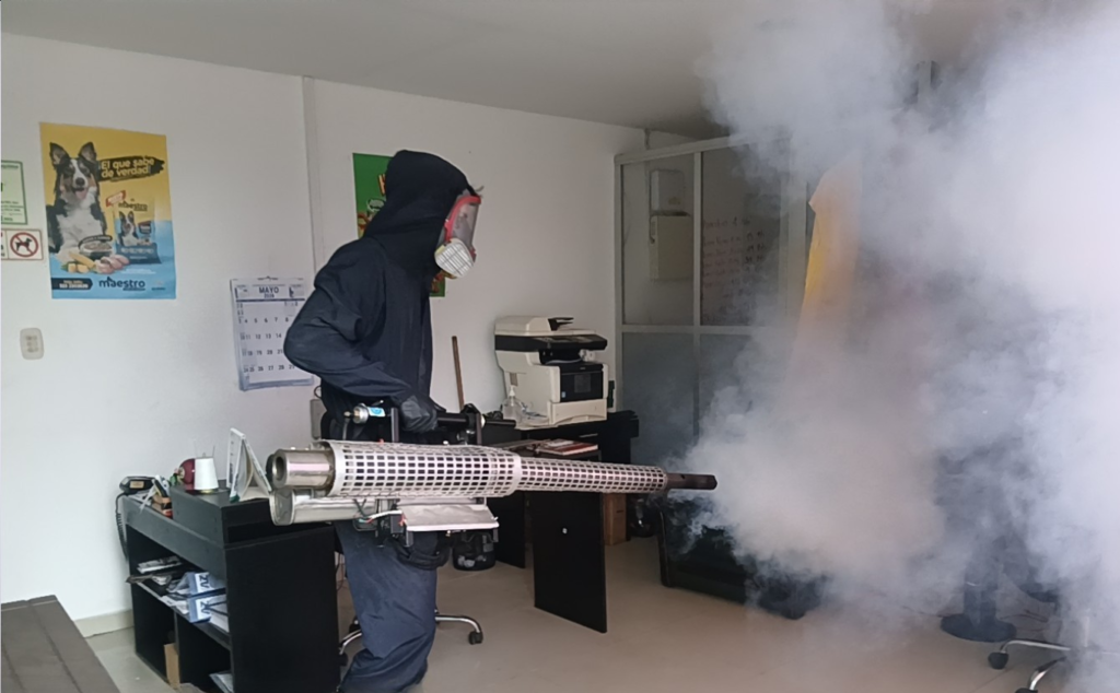 Técnico de Master Fumigaciones realizando un tratamiento de control de plagas en interiores