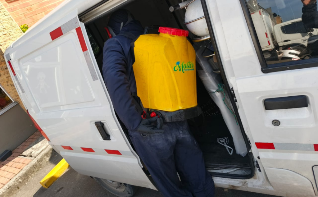 Técnico preparando equipos de aplicación para un servicio de fumigación